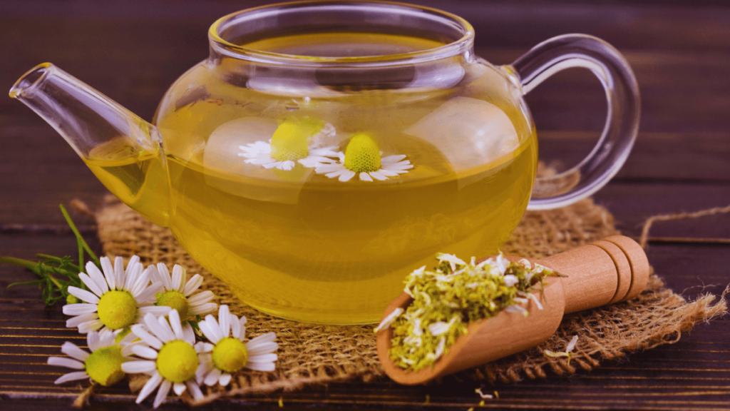 Benefícios: Alivia o estresse, promove o sono e reduz problemas digestivos.
Propriedades: Tem efeito calmante e anti-inflamatório.A camomila é uma das ervas mais popularmente utilizadas na medicina alternativa