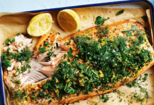 Receitas salmão assado no forno saudável salmão assado no forno com crosta de bordo e ervas. O salmão defumado se tornou um ingrediente essencial na culinária e em dietas saudáveis, não apenas por sua versatilidade e simplicidade, mas também pelos inúmeros benefícios que traz ao corpo e à mente.