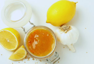 Este vinagrete de mostarda e mel é feito facilmente ao agitar alguns ingredientes em uma jarra. Sirva o molho sobre suas folhas verdes favoritas, como mix de primavera ou couve. Também combina bem com frango ou salmão e peixe.