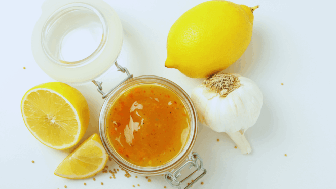 Este vinagrete de mostarda e mel é feito facilmente ao agitar alguns ingredientes em uma jarra. Sirva o molho sobre suas folhas verdes favoritas, como mix de primavera ou couve. Também combina bem com frango ou salmão e peixe.