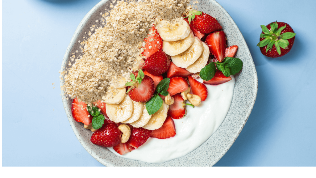 Benefícios para a saúde
A aveia é rica nutricionalmente. Ela tem mais proteína do que a maioria dos grãos e também contém inúmeras vitaminas e minerais. Ela contém antioxidantes e uma fibra solúvel chamada beta-glucana, que auxilia vários sistemas do corpo.A aveia é considerada um super alimento rico em fibras. Vitaminas e minerais: A aveia contém vitaminas como tiamina, folato e minerais como magnésio, fósforo, zinco e ferro.