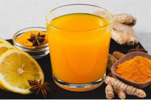 A cúrcuma é parente do gengibre e esse tempero amarelo-alaranjado vívido é comum na culinária indiana, do sudeste asiático e do Oriente Médio.