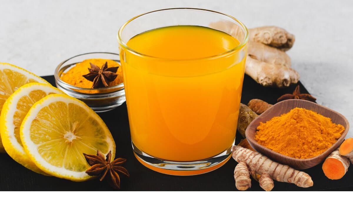 A cúrcuma é parente do gengibre e esse tempero amarelo-alaranjado vívido é comum na culinária indiana, do sudeste asiático e do Oriente Médio.
