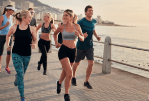 A corrida oferece inúmeros benefícios à saúde, desde a melhora da saúde cardiovascular até o bem-estar mental aprimorado. Ao começar gradualmente e seguir as técnicas adequadas, os iniciantes podem aproveitar as muitas vantagens da corrida, minimizando os riscos de lesões. Quer você queira perder peso, melhorar seu humor ou simplesmente permanecer ativo, correr pode ser uma escolha de condicionamento físico gratificante e sustentável. Amarre seus tênis e comece sua jornada de corrida hoje mesmo!