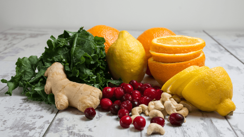 os benefícios do gengibre para a perda de peso vem do pelo 8-gingerol, o gengibre acelera o metabolismo, ajuda a queimar as gorduras e a emagrecer