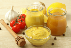 As sementes de mostarda são conhecidas há quase 5.000 anos. O segundo tempero mais popular do mundo é a semente de mostarda, que também é comercializada em grande número no mundo todo. As sementes de mostarda são cultivadas na Índia, China, Bangladesh, Canadá, Polônia, Paquistão, França e Suécia. A planta da mostarda é um membro da família das crucíferas – assim como vegetais ricos em nutrientes, como repolho e brócolis. Adornada com pequenas flores amarelas, a planta é cultivada principalmente por suas sementes, que são usadas na culinária, extração de óleo e em diversas aplicações para a saúde.