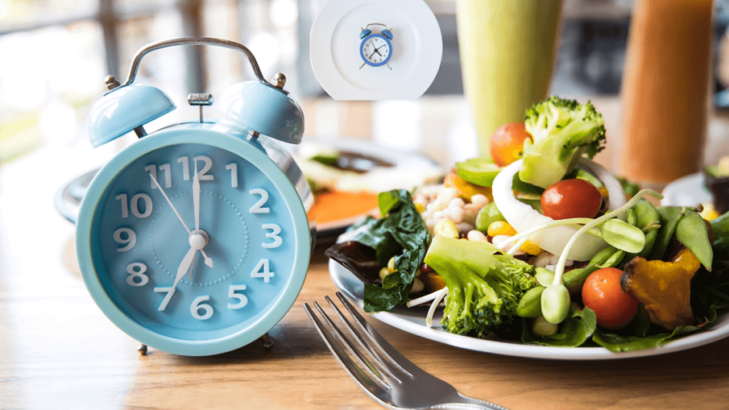 COMO FAZER O JEJUM INTERMITENTE? ."(com uma janela de 12 horas por exemplo se você jantar as 20 horas e só for tomar café as 08: 00 horas da manhã, já serão 12 horas de jejum)