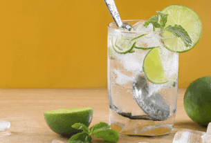 10 Benefícios Revigorantes da Água com Limão para a Sua Saúde e Bem-Estar Beba uma xícara de água morna com limão logo ao acordar! Você ficará surpreso com os incríveis benefícios que isso trará para sua mente, corpo, pele, coração e bem-estar geral.