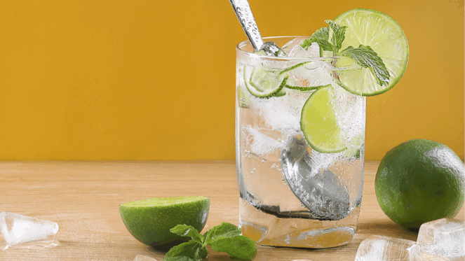 10 Benefícios Revigorantes da Água com Limão para a Sua Saúde e Bem-Estar Beba uma xícara de água morna com limão logo ao acordar! Você ficará surpreso com os incríveis benefícios que isso trará para sua mente, corpo, pele, coração e bem-estar geral.