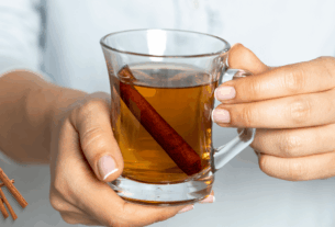 Estudos demonstram que a canela possui uma capacidade antioxidante impressionante, superando a de muitos outros alimentos e especiarias. Essa propriedade se deve à presença de compostos fenólicos, como os polifenóis, incluindo proantocianidinas e ácido cinâmico. Esses compostos atuam neutralizando os radicais livres, protegendo as células do dano oxidativo e, consequentemente, reduzindo o risco de doenças crônicas como doenças cardíacas, câncer e declínio cognitivo.