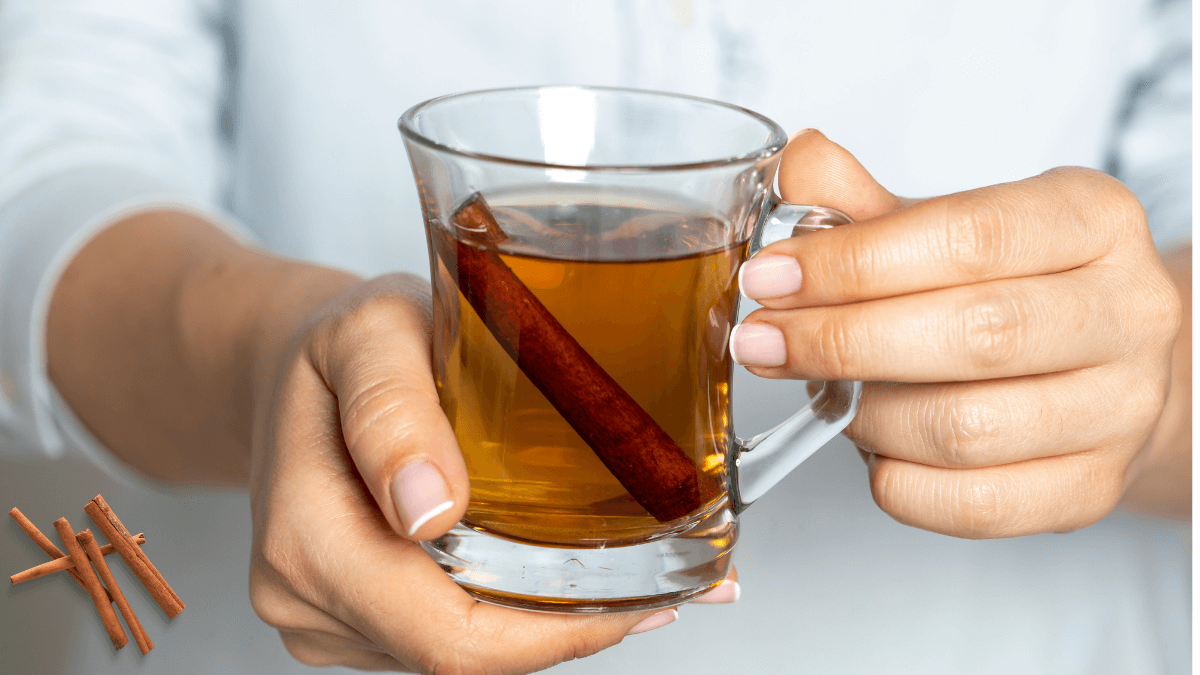 Estudos demonstram que a canela possui uma capacidade antioxidante impressionante, superando a de muitos outros alimentos e especiarias. Essa propriedade se deve à presença de compostos fenólicos, como os polifenóis, incluindo proantocianidinas e ácido cinâmico. Esses compostos atuam neutralizando os radicais livres, protegendo as células do dano oxidativo e, consequentemente, reduzindo o risco de doenças crônicas como doenças cardíacas, câncer e declínio cognitivo.