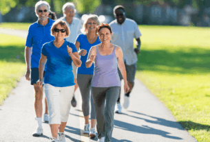 Caminhar é bom para todos, mesmo se você tiver artrite ou dores nas articulações. Pode aliviar os sintomas da artrite e proporcionar outros benefícios à saúde, como aumentar a energia e reduzir o açúcar no sangue.