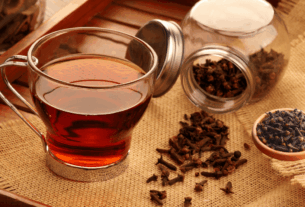 10 Benefícios Poderosos do Chá de Cravo para a Sua Saúde Rico em compostos bioativos, como o eugenol, taninos, flavonoides e ácidos fenólicos, o chá de cravo oferece uma poderosa combinação de propriedades antioxidantes, anti-inflamatórias, antimicrobianas e analgésicas. Incorporar essa bebida na sua rotina pode ser um passo significativo para promover o bem-estar geral e prevenir diversas condições de saúde.