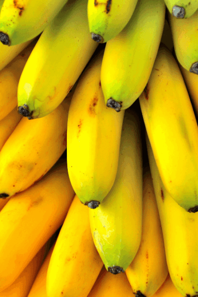 A banana é muito mais do que uma simples fruta. É um alimento funcional repleto de nutrientes e compostos bioativos que oferecem uma ampla gama de benefícios para a saúde. Desde fornecer energia sustentada e proteger o coração até melhorar a digestão, fortalecer o sistema imunológico e contribuir para o bem-estar emocional, a banana merece um lugar de destaque em uma dieta equilibrada e um estilo de vida saudável
