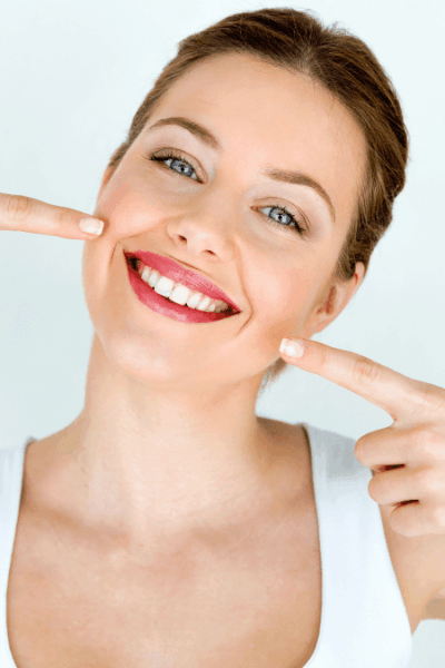 O colágeno é a proteína mais abundante em nosso corpo, representando cerca de 30% de toda a proteína presente. Ele atua como um verdadeiro "cimento" estrutural, fornecendo suporte e integridade aos tecidos conectivos. Imagine uma teia tridimensional que mantém tudo no seu devido lugar: essa é a função primordial do colágeno.