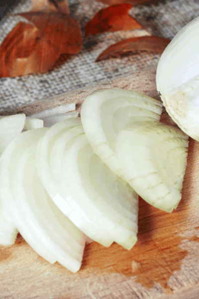 A cebola, longe de ser apenas um ingrediente básico na cozinha, é um alimento funcional repleto de compostos bioativos que oferecem uma variedade de benefícios para a saúde. Desde fortalecer o sistema imunológico e proteger o coração até combater a inflamação e auxiliar na saúde digestiva, a cebola merece um lugar de honra na sua dieta diária.