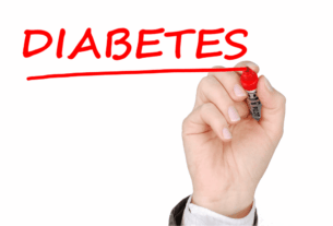 controlar o diabetes exige atenção constante à alimentação. Embora não seja necessário eliminar completamente todos os alimentos considerados “ruins”, é fundamental reduzir o consumo e fazer escolhas mais conscientes. Além disso, incluir alimentos ricos em fibras, proteínas magras e gorduras boas pode ajudar significativamente no controle da glicemia. Dessa forma, é possível manter uma vida saudável e equilibrada. Por fim, vale destacar que cada organismo reage de maneira diferente. Portanto, sempre que possível, consulte um nutricionista ou profissional de saúde para montar um plano alimentar adequado às suas necessidades.