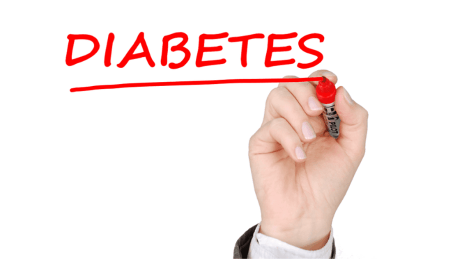 controlar o diabetes exige atenção constante à alimentação. Embora não seja necessário eliminar completamente todos os alimentos considerados “ruins”, é fundamental reduzir o consumo e fazer escolhas mais conscientes. Além disso, incluir alimentos ricos em fibras, proteínas magras e gorduras boas pode ajudar significativamente no controle da glicemia. Dessa forma, é possível manter uma vida saudável e equilibrada. Por fim, vale destacar que cada organismo reage de maneira diferente. Portanto, sempre que possível, consulte um nutricionista ou profissional de saúde para montar um plano alimentar adequado às suas necessidades.