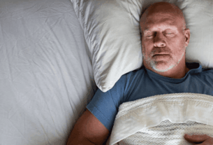 Em resumo, parar de roncar é possível na maioria dos casos, especialmente quando são adotadas medidas simples e consistentes no dia a dia. Embora o ronco possa parecer um problema pequeno, ele pode afetar seriamente a qualidade de vida e a saúde.