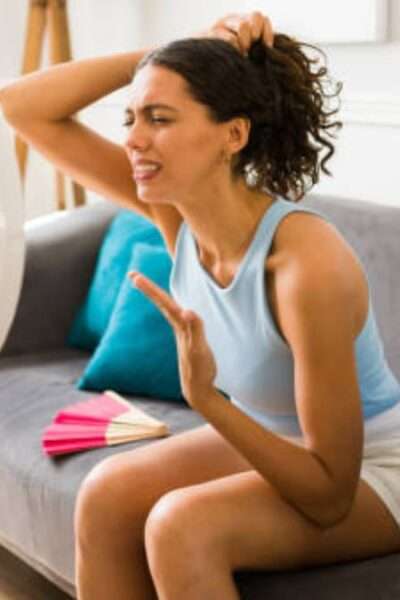 A menopausa é uma fase natural da vida da mulher, marcada pelo fim dos ciclos menstruais e por diversas mudanças hormonais. No entanto, antes que ela aconteça de fato, existe um período de transição conhecido como perimenopausa. Durante essa fase, o corpo começa a enviar sinais de que algo está mudando.