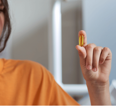 Antes de tudo, é necessário entender o papel desta substância. A vitamina D desempenha funções vitais que vão muito além da saúde óssea. Ela atua na regulação da absorção de cálcio e fósforo, essencial para manter a densidade dos ossos e dentes. Além disso, ela desempenha um papel crítico na modulação do sistema imunitário, na regulação da expressão genética e na função cognitiva.