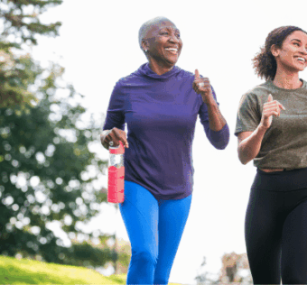 Seja proativo em relação à sua saúde. Não espere pela "motivação" para começar; crie o hábito, coloque os sapatos e permita que o seu corpo experimente a transformação que uma simples hora de caminhada pode proporcionar. O seu "eu" do futuro certamente agradecerá por cada passo dado hoje.
