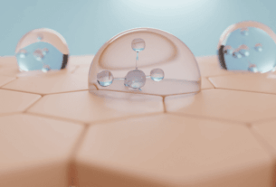 Em primeiro lugar, é importante esclarecer que a coenzima Q10 é uma substância semelhante a uma vitamina, produzida naturalmente pelo corpo humano. Ela está presente em praticamente todas as células, especialmente nas mitocôndrias, que são responsáveis pela produção de energia. Por essa razão, a CoQ10 é fundamental para manter o bom funcionamento dos órgãos, principalmente aqueles que demandam mais energia, como o coração, o cérebro e os músculos.
