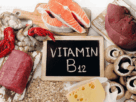Antes de tudo, é imperativo destacar um dos maiores vilões desta confusão diagnóstica: a deficiência crônica de Vitamina B12 (cobalamina). Este nutriente extraordinário é o arquiteto invisível do seu sistema nervoso e o combustível primário das suas células sanguíneas. Com efeito, a carência desta vitamina manifesta-se através de sintomas neurológicos e físicos tão devastadores que são rotineiramente — e tragicamente — diagnosticados de forma incorreta como demência senil, mal de Alzheimer, depressão geriátrica ou simplesmente "coisas da idade".