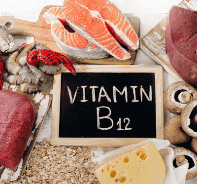Antes de tudo, é imperativo destacar um dos maiores vilões desta confusão diagnóstica: a deficiência crônica de Vitamina B12 (cobalamina). Este nutriente extraordinário é o arquiteto invisível do seu sistema nervoso e o combustível primário das suas células sanguíneas. Com efeito, a carência desta vitamina manifesta-se através de sintomas neurológicos e físicos tão devastadores que são rotineiramente — e tragicamente — diagnosticados de forma incorreta como demência senil, mal de Alzheimer, depressão geriátrica ou simplesmente "coisas da idade".