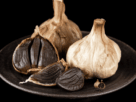 ALHO NEGRO Um Superalimento Milenar que Transforma a Sua Saúde Frequentemente, associamos o alho comum (branco e cru) aos seus inegáveis benefícios imunológicos. Todavia, existe um processo de maturação e fermentação ancestral capaz de elevar essas propriedades terapêuticas a um patamar biológico quase inigualável. Estamos falando do alho negro, uma iguaria de origem asiática que, muito além de entregar um sabor umami, adocicado e complexo, atua como um verdadeiro escudo protetor, sistêmico e celular para o seu organismo.