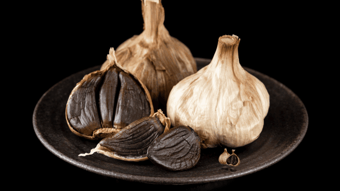 ALHO NEGRO Um Superalimento Milenar que Transforma a Sua Saúde Frequentemente, associamos o alho comum (branco e cru) aos seus inegáveis benefícios imunológicos. Todavia, existe um processo de maturação e fermentação ancestral capaz de elevar essas propriedades terapêuticas a um patamar biológico quase inigualável. Estamos falando do alho negro, uma iguaria de origem asiática que, muito além de entregar um sabor umami, adocicado e complexo, atua como um verdadeiro escudo protetor, sistêmico e celular para o seu organismo.