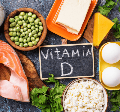 Antes de tudo, é necessário entender o papel desta substância. A vitamina D desempenha funções vitais que vão muito além da saúde óssea. Ela atua na regulação da absorção de cálcio e fósforo, essencial para manter a densidade dos ossos e dentes. Além disso, ela desempenha um papel crítico na modulação do sistema imunitário, na regulação da expressão genética e na função cognitiva.