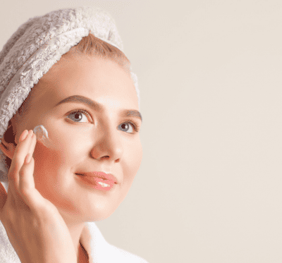 colágeno é a proteína mais abundante em nosso corpo, representando cerca de 30% de toda a proteína presente. Ele atua como um verdadeiro "cimento" estrutural, fornecendo suporte e integridade aos tecidos conectivos. Imagine uma teia tridimensional que mantém tudo no seu devido lugar: essa é a função primordial do colágeno.