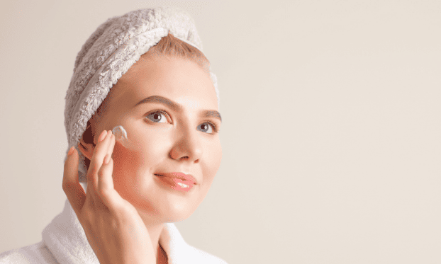 colágeno é a proteína mais abundante em nosso corpo, representando cerca de 30% de toda a proteína presente. Ele atua como um verdadeiro "cimento" estrutural, fornecendo suporte e integridade aos tecidos conectivos. Imagine uma teia tridimensional que mantém tudo no seu devido lugar: essa é a função primordial do colágeno.