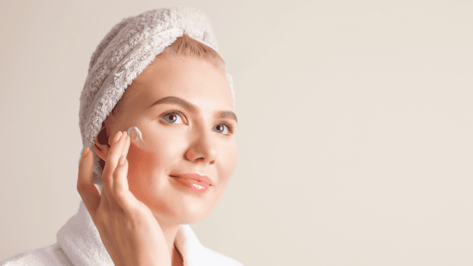 colágeno é a proteína mais abundante em nosso corpo, representando cerca de 30% de toda a proteína presente. Ele atua como um verdadeiro "cimento" estrutural, fornecendo suporte e integridade aos tecidos conectivos. Imagine uma teia tridimensional que mantém tudo no seu devido lugar: essa é a função primordial do colágeno.