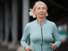 A caminhada de uma hora é uma ferramenta poderosa e acessível. Ela combina ciência, fisiologia e psicologia em um movimento simples. Dessa forma, ao caminhar, você não está apenas contando passos; você está contando anos de vida, qualidade de sono, equilíbrio emocional e robustez metabólica.