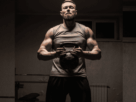 Antes de tudo, é fundamental desmistificar a ideia de que a testosterona é apenas uma hormona "sexual". Embora desempenhe um papel crucial na função reprodutiva, a sua influência estende-se a quase todos os tecidos do corpo masculino. Por conseguinte, quando os níveis deste hormônio declinam — seja devido ao envelhecimento natural, ao estilo de vida moderno ou a disfunções endócrinas — o impacto é sentido como um efeito dominó negativo em todo o organismo.