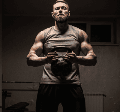 Antes de tudo, é fundamental desmistificar a ideia de que a testosterona é apenas uma hormona "sexual". Embora desempenhe um papel crucial na função reprodutiva, a sua influência estende-se a quase todos os tecidos do corpo masculino. Por conseguinte, quando os níveis deste hormônio declinam — seja devido ao envelhecimento natural, ao estilo de vida moderno ou a disfunções endócrinas — o impacto é sentido como um efeito dominó negativo em todo o organismo.