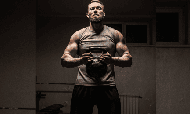 Antes de tudo, é fundamental desmistificar a ideia de que a testosterona é apenas uma hormona "sexual". Embora desempenhe um papel crucial na função reprodutiva, a sua influência estende-se a quase todos os tecidos do corpo masculino. Por conseguinte, quando os níveis deste hormônio declinam — seja devido ao envelhecimento natural, ao estilo de vida moderno ou a disfunções endócrinas — o impacto é sentido como um efeito dominó negativo em todo o organismo.