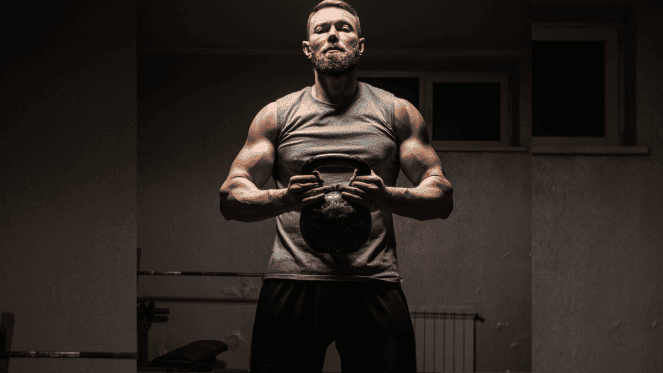 Antes de tudo, é fundamental desmistificar a ideia de que a testosterona é apenas uma hormona "sexual". Embora desempenhe um papel crucial na função reprodutiva, a sua influência estende-se a quase todos os tecidos do corpo masculino. Por conseguinte, quando os níveis deste hormônio declinam — seja devido ao envelhecimento natural, ao estilo de vida moderno ou a disfunções endócrinas — o impacto é sentido como um efeito dominó negativo em todo o organismo.
