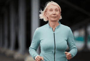A caminhada de uma hora é uma ferramenta poderosa e acessível. Ela combina ciência, fisiologia e psicologia em um movimento simples. Dessa forma, ao caminhar, você não está apenas contando passos; você está contando anos de vida, qualidade de sono, equilíbrio emocional e robustez metabólica.