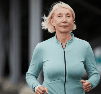 A caminhada de uma hora é uma ferramenta poderosa e acessível. Ela combina ciência, fisiologia e psicologia em um movimento simples. Dessa forma, ao caminhar, você não está apenas contando passos; você está contando anos de vida, qualidade de sono, equilíbrio emocional e robustez metabólica.