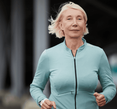 A caminhada de uma hora é uma ferramenta poderosa e acessível. Ela combina ciência, fisiologia e psicologia em um movimento simples. Dessa forma, ao caminhar, você não está apenas contando passos; você está contando anos de vida, qualidade de sono, equilíbrio emocional e robustez metabólica.