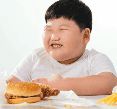 Obesidade infantil não é uma condição com a qual devemos conviver ou esperar que a criança "perca ao crescer". Ela é um sinal de alerta urgente. O nosso corpo, durante a infância, está na sua fase de maior plasticidade e capacidade de desenvolvimento. Portanto, qualquer intervenção realizada agora — no sentido de melhorar a nutrição, aumentar o aporte de nutrientes vitais e incentivar o movimento — terá um efeito exponencialmente mais positivo do que qualquer tratamento realizado na idade adulta.