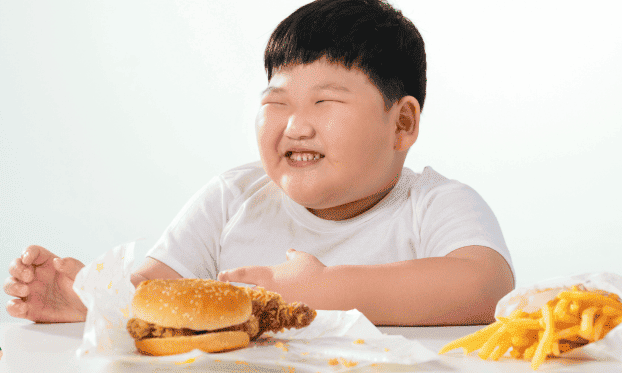 Obesidade infantil não é uma condição com a qual devemos conviver ou esperar que a criança "perca ao crescer". Ela é um sinal de alerta urgente. O nosso corpo, durante a infância, está na sua fase de maior plasticidade e capacidade de desenvolvimento. Portanto, qualquer intervenção realizada agora — no sentido de melhorar a nutrição, aumentar o aporte de nutrientes vitais e incentivar o movimento — terá um efeito exponencialmente mais positivo do que qualquer tratamento realizado na idade adulta.