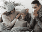 O resfriado comum geralmente é mais leve, concentrando-se no trato respiratório superior. Por outro lado, a gripe (influenza) é sistêmica; ela surge rapidamente, é acompanhada de febre alta, fadiga intensa e dores musculares significativas.