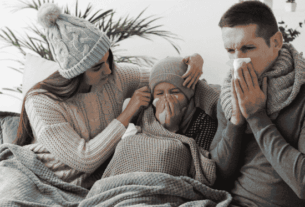 O resfriado comum geralmente é mais leve, concentrando-se no trato respiratório superior. Por outro lado, a gripe (influenza) é sistêmica; ela surge rapidamente, é acompanhada de febre alta, fadiga intensa e dores musculares significativas.