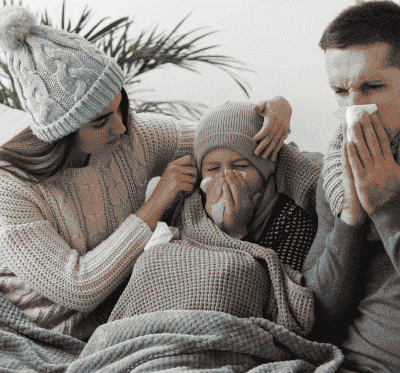 O resfriado comum geralmente é mais leve, concentrando-se no trato respiratório superior. Por outro lado, a gripe (influenza) é sistêmica; ela surge rapidamente, é acompanhada de febre alta, fadiga intensa e dores musculares significativas.