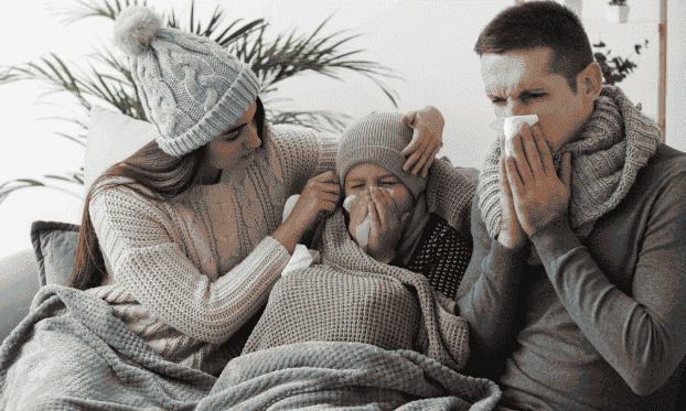 O resfriado comum geralmente é mais leve, concentrando-se no trato respiratório superior. Por outro lado, a gripe (influenza) é sistêmica; ela surge rapidamente, é acompanhada de febre alta, fadiga intensa e dores musculares significativas.