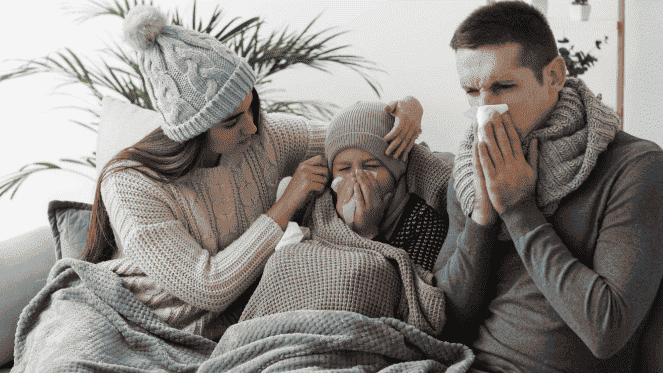 O resfriado comum geralmente é mais leve, concentrando-se no trato respiratório superior. Por outro lado, a gripe (influenza) é sistêmica; ela surge rapidamente, é acompanhada de febre alta, fadiga intensa e dores musculares significativas.
